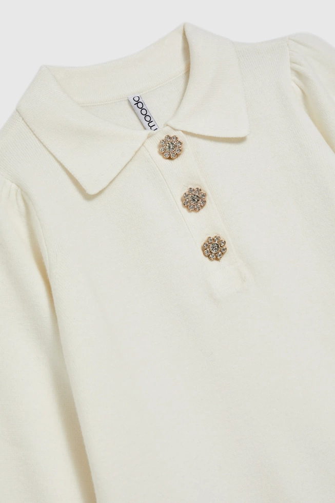 Sweter z krótkimi rękawami i ozdobnymi guzikami ecru