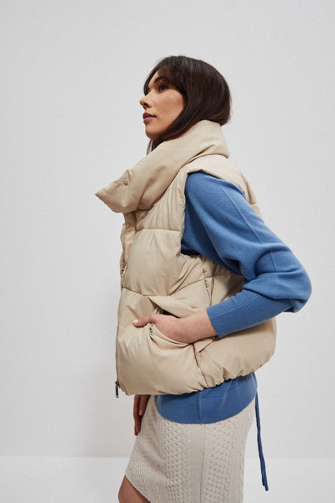 Krótka, pikowana kamizelka ze stójką