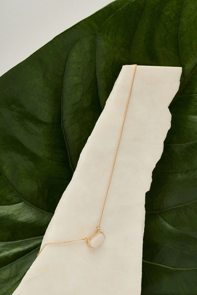 Naszyjnik z zawieszką z kamienia