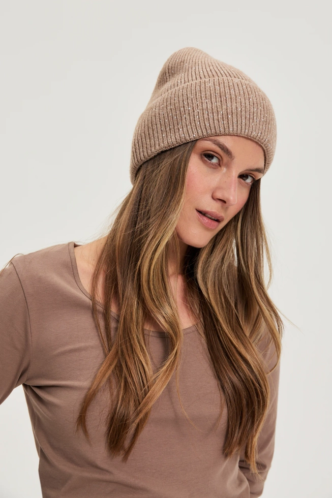 Czapka z dżetami beżowa