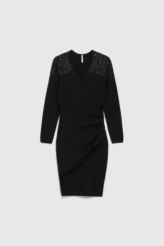 Dopasowana sukienka z dżetami czarna