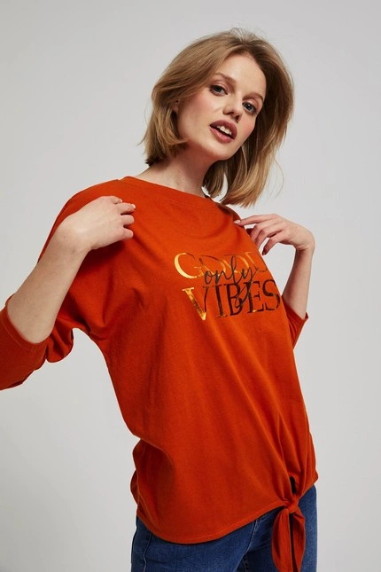 Bluzka z napisem i wiązaniem