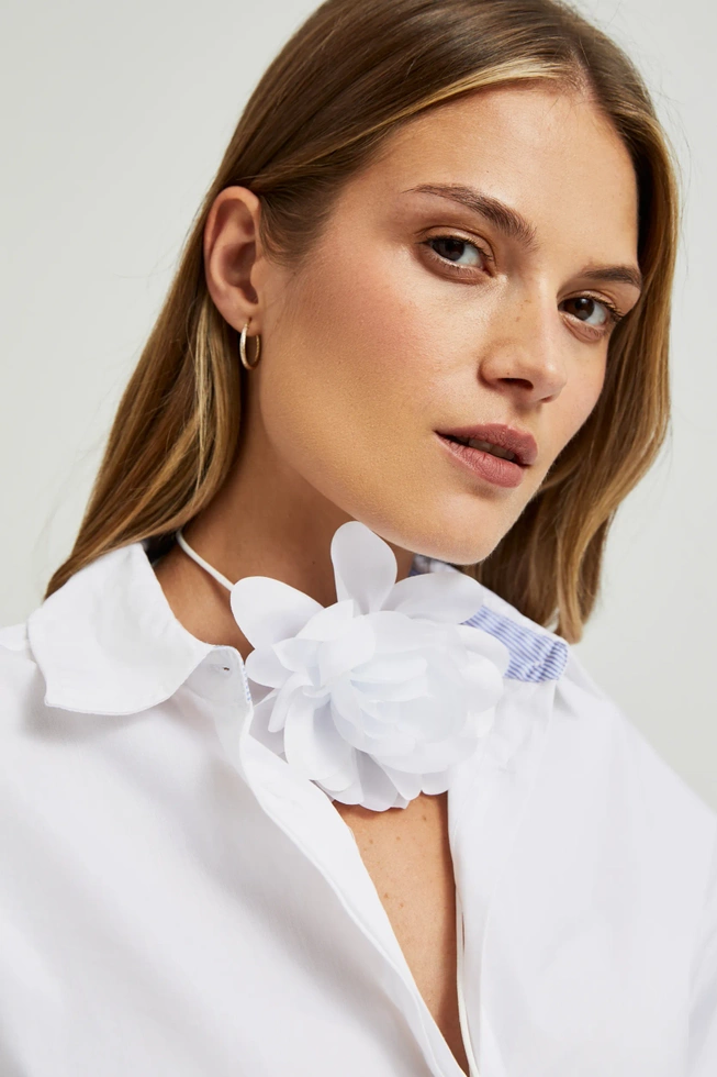 Wiązany choker z materiałowym kwiatem biały