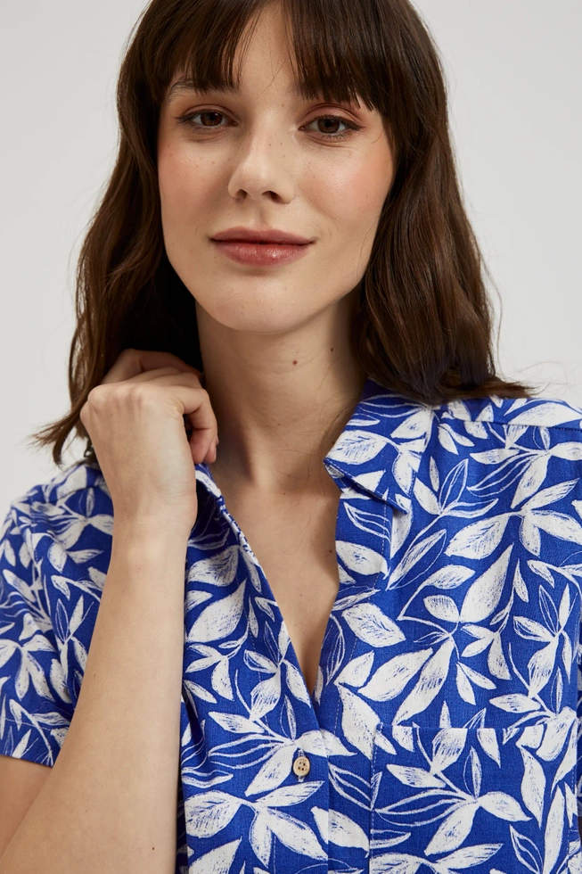 Koszula z kołnierzykiem i roślinnym wzorem niebieska