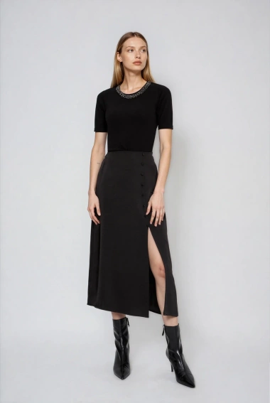 Sweter z ozdobnym dekoltem czarny