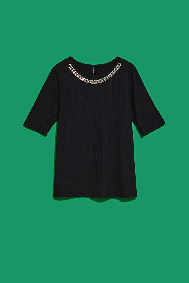 Bluzka z łańcuchem na dekolcie