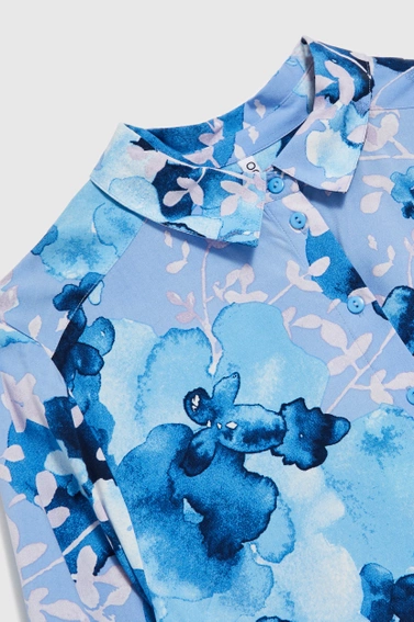 Wiskozowa koszula z kwiatowym wzorem niebieska
