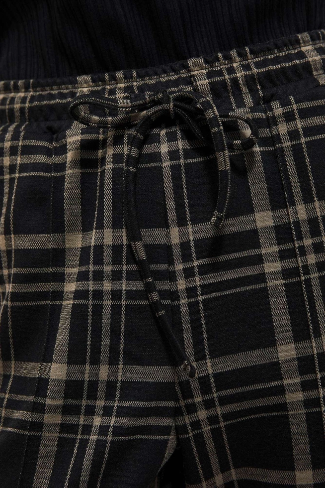 Spodnie w kratę