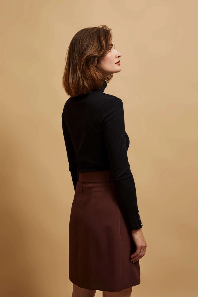 Prążkowana czarna bluzka z golfem