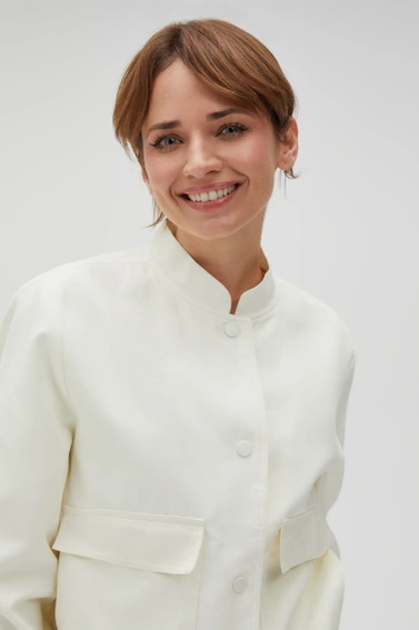 Kurtka bomberka z kieszeniami biała