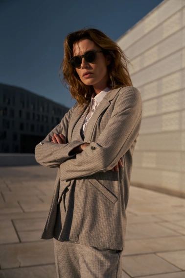 Marynarka z podwijanymi rękawami szara