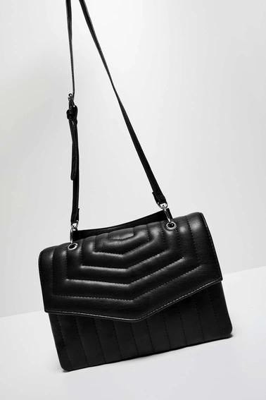 Pikowana torebka na ramię czarna