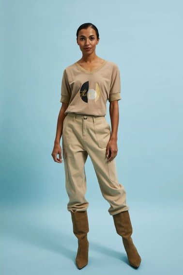 Bluzka z dekoltem w serek i napisem beżowa