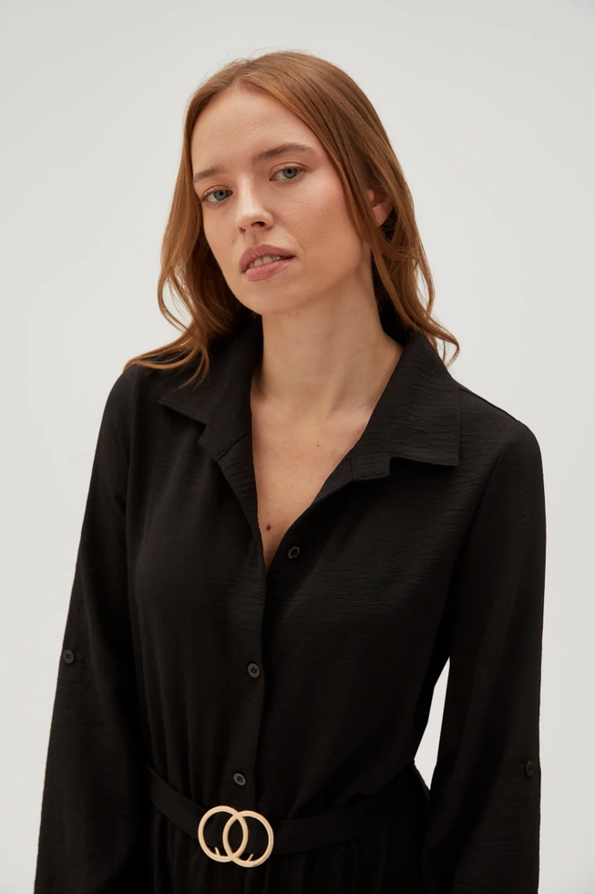 Koszulowa sukienka z eleganckim paskiem czarna