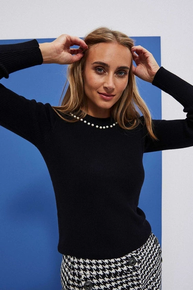 Sweter z ozdobnymi perełkami