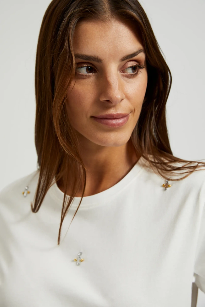 Bluzka ozdobiona koralikami z okrągłym dekoltem biała