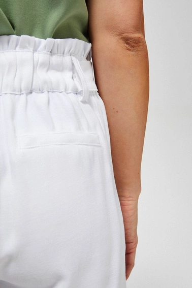 Białe spodenki z wiązaniem