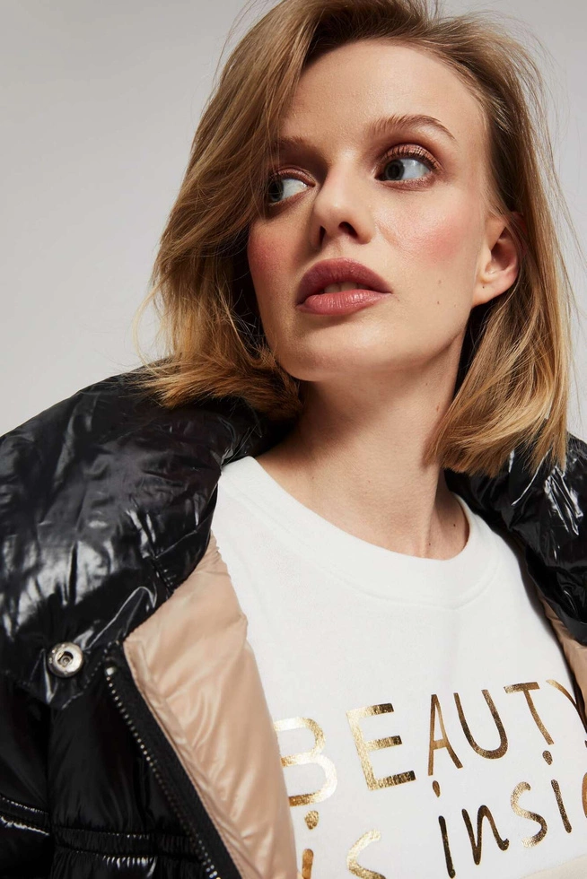 Krótka pikowana czarna kurtka z kapturem