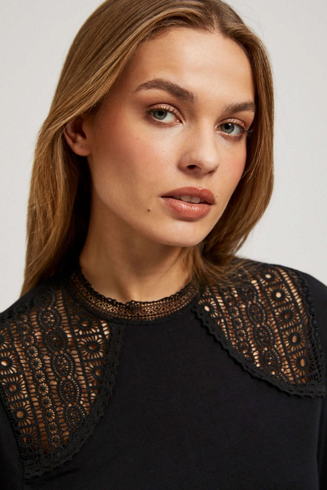 Bluzka ozdobną koronką