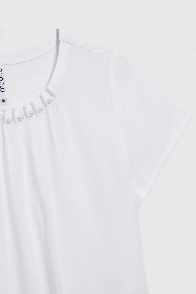 Koszula ozdobiona koralikami na dekolcie biała