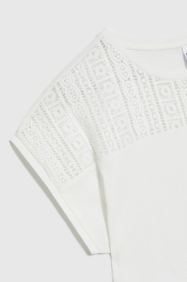 Bluzka z koronką na dekolcie biała