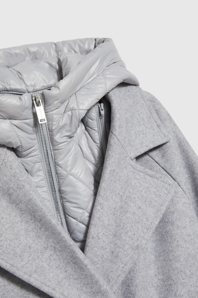 Długi płaszcz w kapturem szary