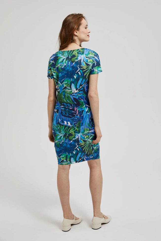 Sukienka w tropikalny wzór niebieska