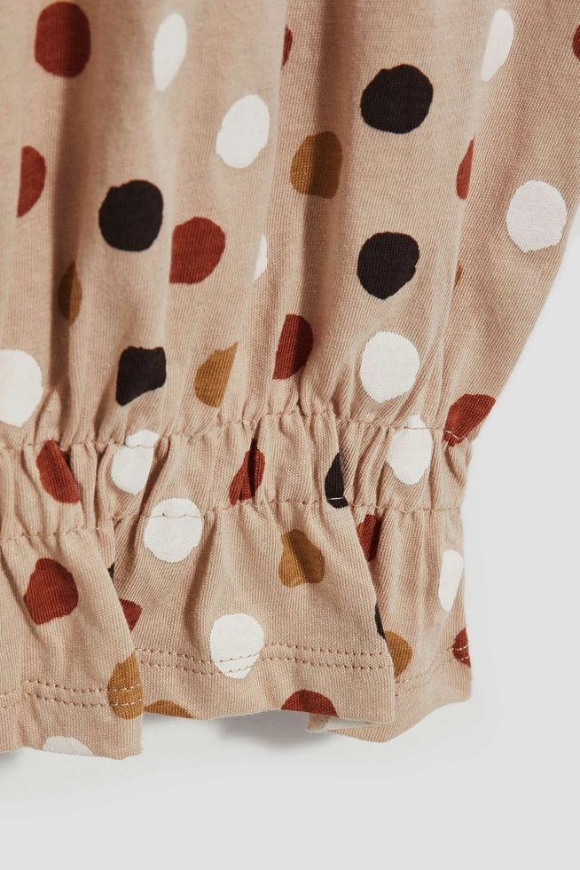 T-shirt w kolorowe kropki piaskowy