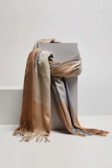 Szalik w kratę z frędzlami ciemnobeżowy