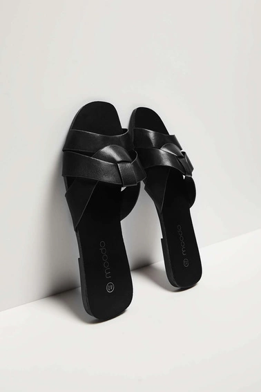 Klapki na płaskiej podeszwie