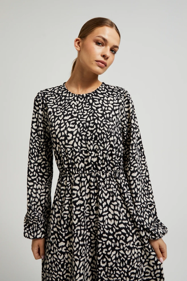 Sukienka midi z rozkloszowanym dołem czarna