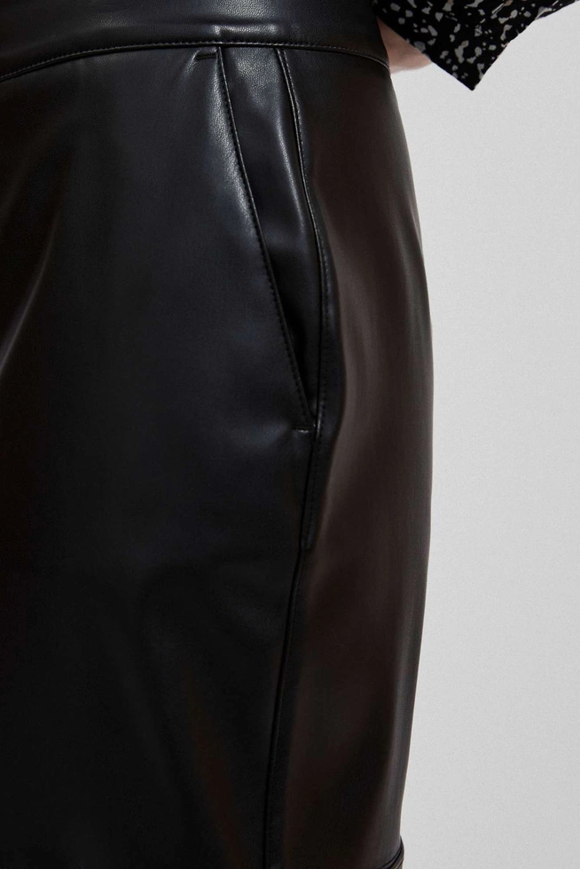 Ołówkowa spódnica ze skóry ekologicznej czarna
