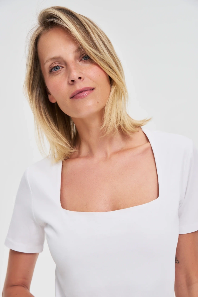 Bluzka z dekoltem karo biała