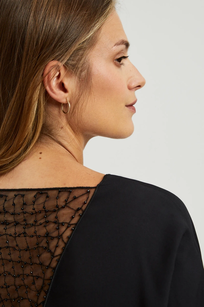 Koszula z ręcznie doszytymi koralikami na dekolcie czarna