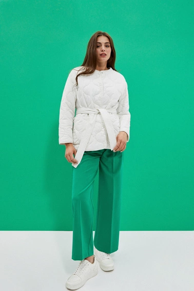 Pikowna kurtka z paskiem w talii perłowa