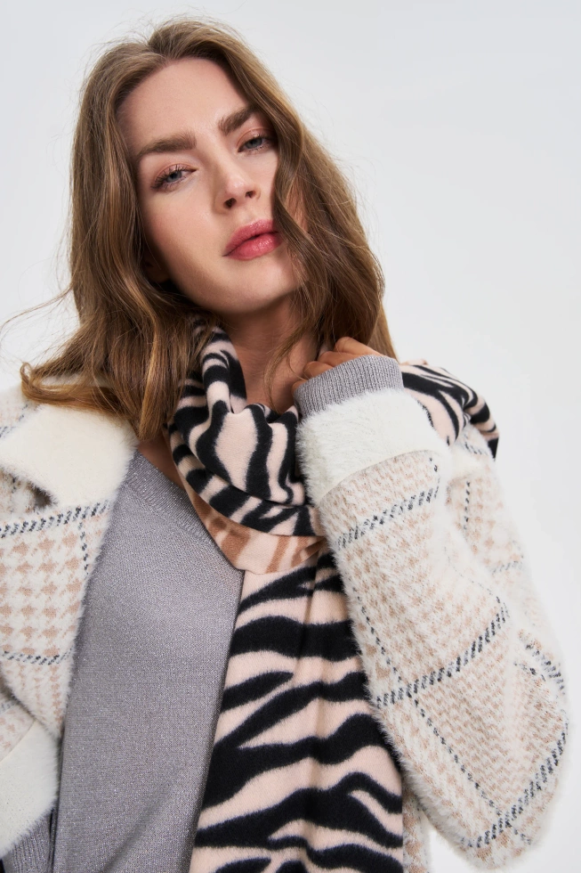 Szal w zwierzęcy wzór beżowy