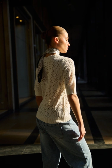 Ażurowy sweter beżowy