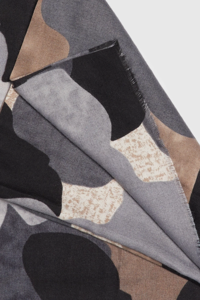 Wzorzysty szal szary