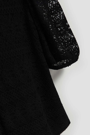 Koronkowa bluzka z bufiastymi rękawami czarna