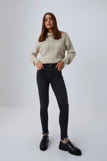 Jeansy skinny medium waist z postrzępionymi nogawkami grafitowe