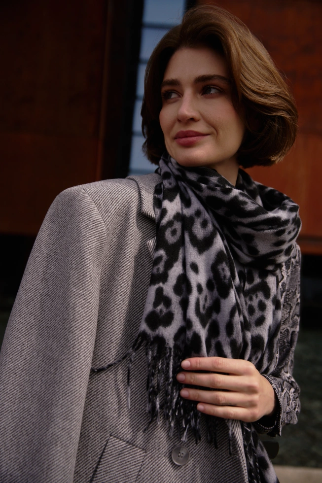 Szal w panterkę szary