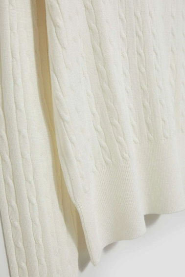 Cienki sweter z golfem perłowy