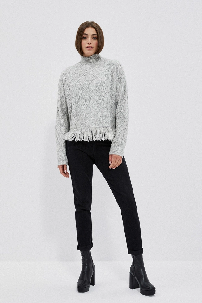 Sweter z golfem i frędzlami