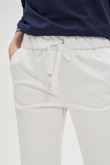 Spodnie z prostymi nogawkami w kant białe