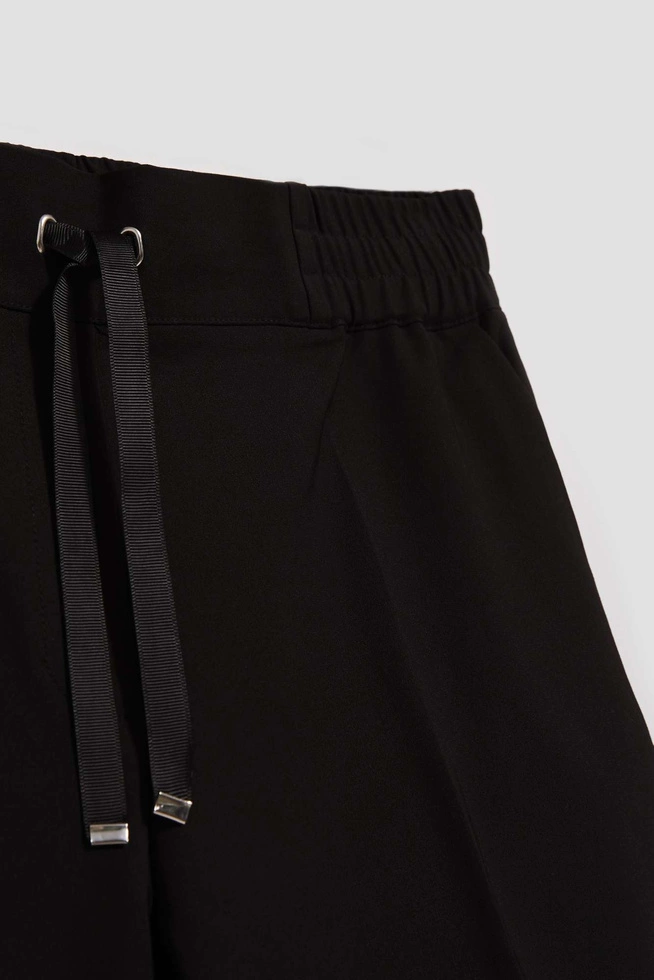 Spodnie z prostymi nogawkami i wiązaniem w pasie czarne