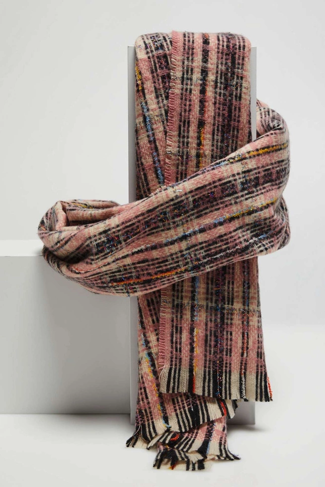 Szalik w kratę z metaliczną nitką różowy