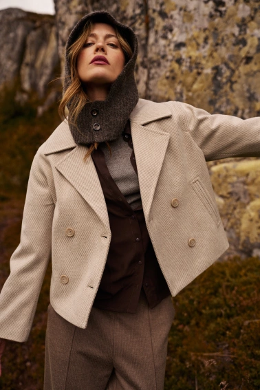 Krótki beżowy płaszcz