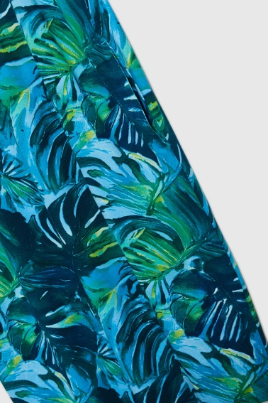 Sukienka z tropikalnym printem niebieska