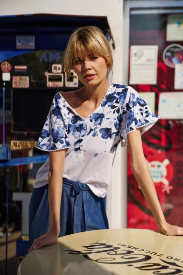 Bawełniana bluzka w kwiaty biała