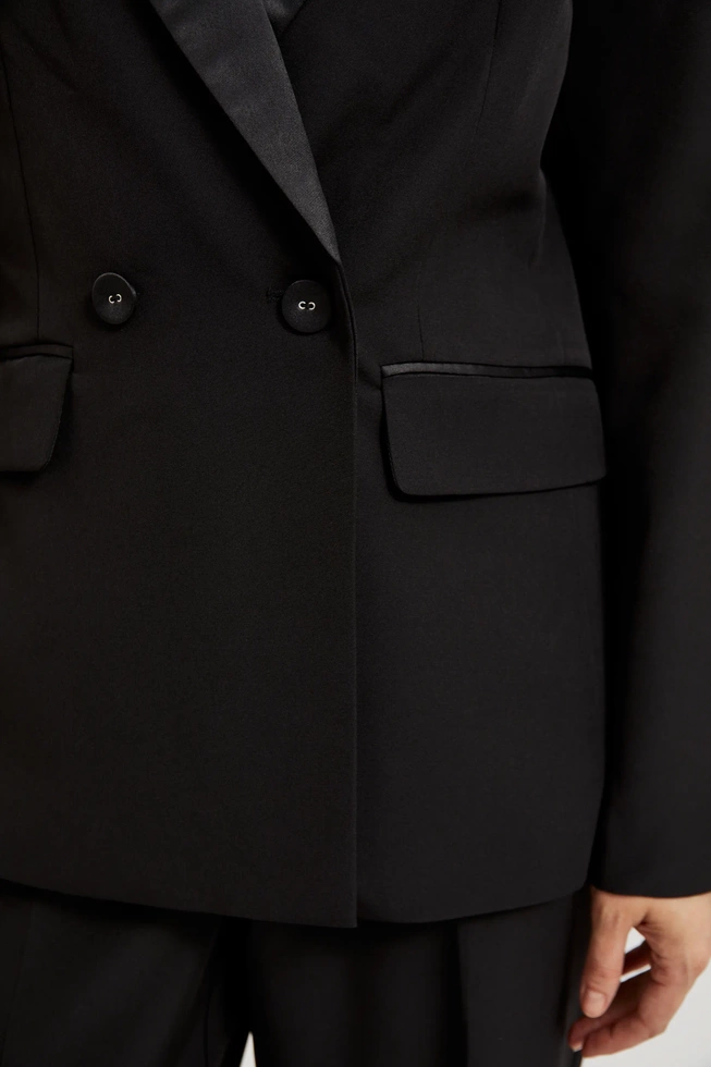 Elegancka marynarka z ozdobnymi klapami czarna